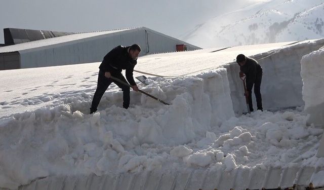 Bitlis'te çatılarda yoğun mesai