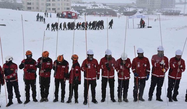 Bitlis'te çığ tatbikatı gerçeğini aratmadı