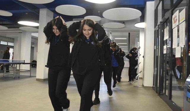 Bitlis'teki okullarda deprem tatbikatı yapıldı