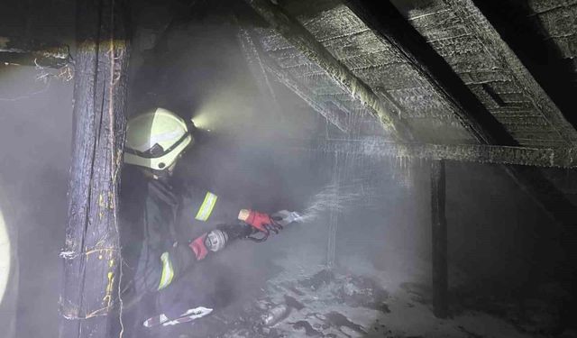 Bolu'da bacadan çıkan yangın 2 katlı evin çatısını sardı
