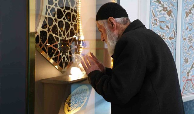Bu camide Peygamber Efendimiz 'in Sakal-ı Şerifi her gün ziyarete açık