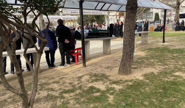Bursa'daki silahlı saldırıda ölen güzellik uzmanı kadın toprağa verildi