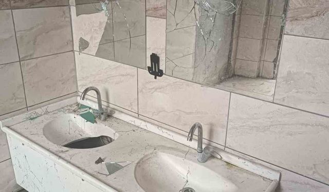 Cami tuvaleti vandalların hedefi oldu