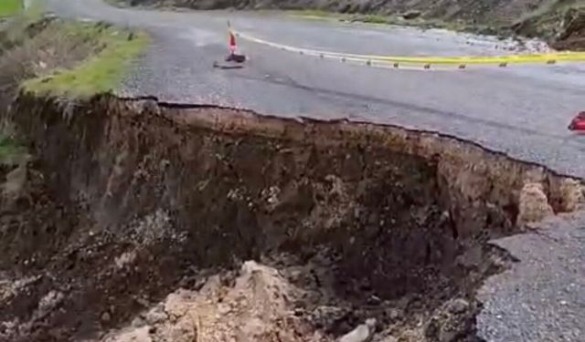 Çermik'te yolda çökme meydana geldi