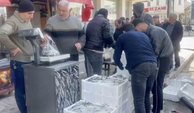 Çorum'da balıkçı baba ve oğlu 100 kasa ücretsiz balık dağıttı