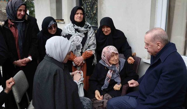 Cumhurbaşkanı Erdoğan, Rize'de komşularıyla bayramlaştı