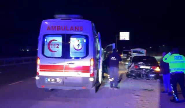 D100'de iki otomobil çarpıştı: 2 yaralı