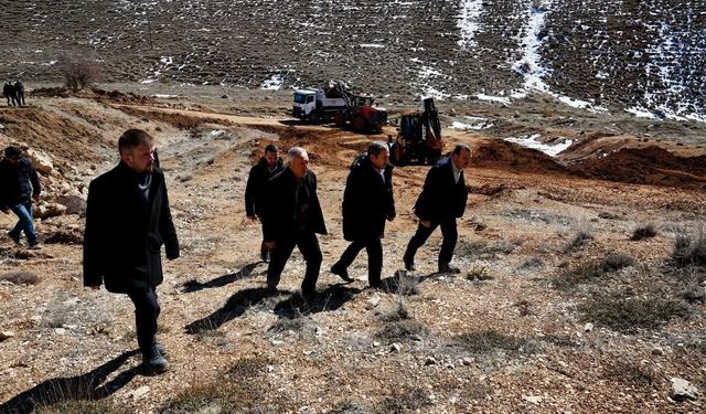 Darende'de stabilize yol çalışmaları için saha incelemesi