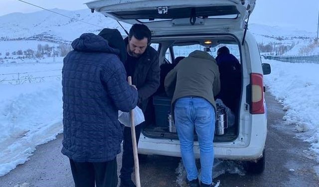 Demirözü'nde vatandaşlara ramazan ayında sıcak yemek ulaştırılıyor