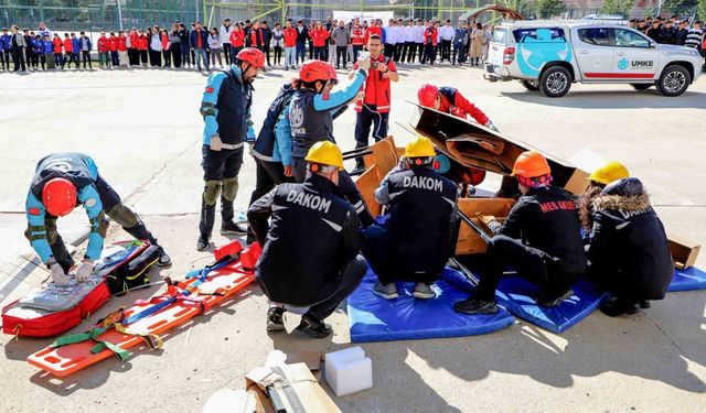 Deprem Haftası'nda öğrencilere afet tatbikatı