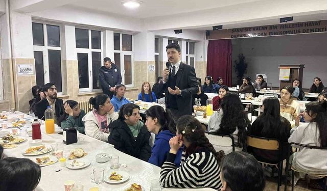 Digor Kaymakamı Ahmed Tayyib Kahraman öğrencilerle iftar sofrasında buluştu
