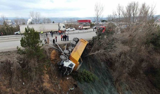 Direksiyon başında fenalaştı, hafriyat kamyonu şarampole devrildi