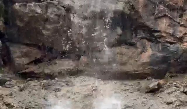 Elazığ'da yağışlar doğal şelaleler oluşturdu