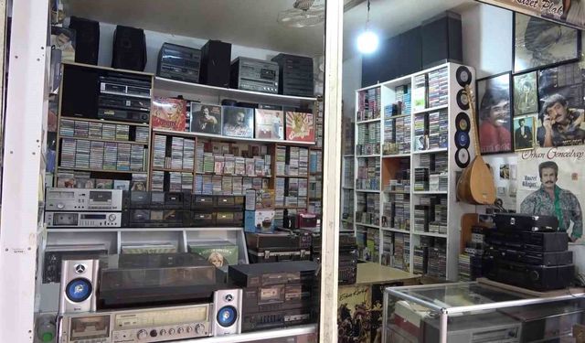 Emekli olunca evdeki kaset ve plaklarla iş yeri açtı