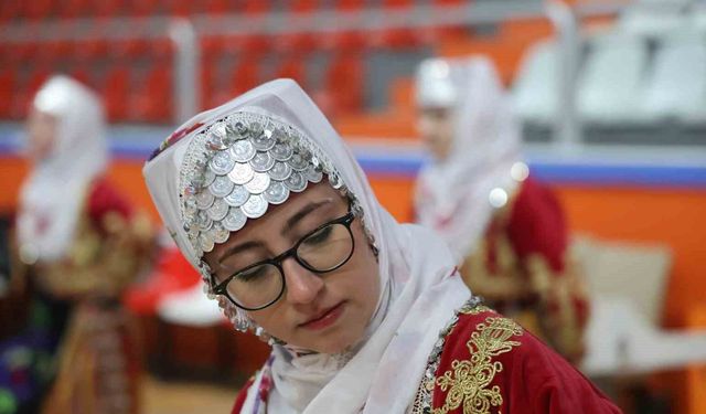 En güzel halk oyununu oynamak için ter döktüler