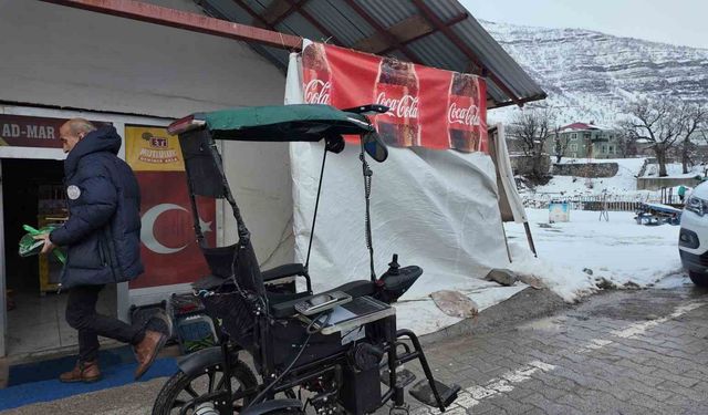 Engelli çocuğu için akülü sandalyeyi arabaya çevirdi