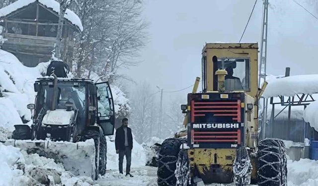 Erbaa'da kapanan köy yolu ekiplerin çalışmasıyla açıldı