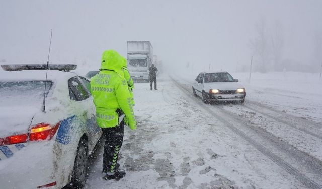 Erzincan güne karla uyandı: Kar ve sis ulaşımı aksattı