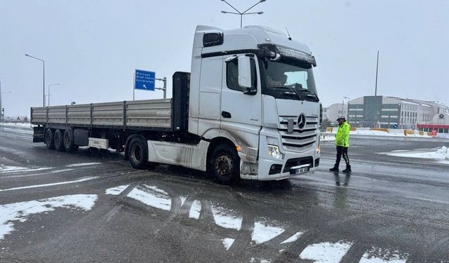 Erzincan'da 335 köy yolu kar nedeniyle ulaşıma kapalı