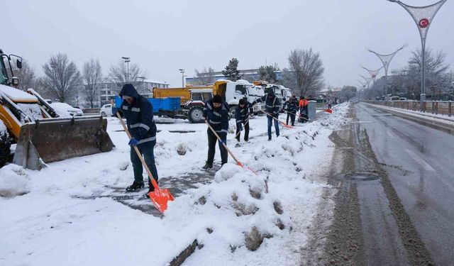 Erzincan'da karla mücadele çalışmaları sürüyor