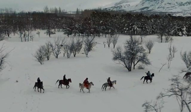 Erzincan'da sınırları zorlayan kış macerası: Atlı snowboard safarisi