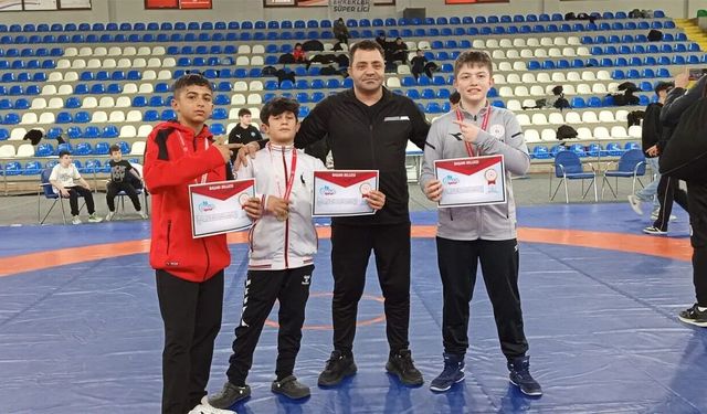 Erzincanlı yıldız güreşçilerden Rize'de üç şampiyonluk