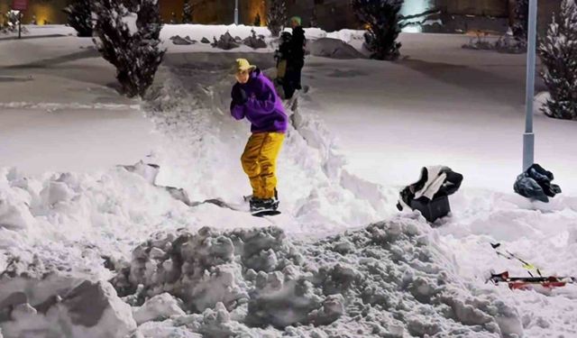 Erzurum kalesi önünde snowboard gösterisi