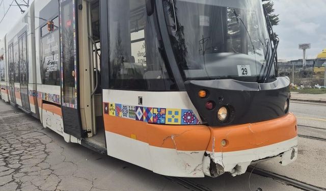 Eskişehir'de otomobille tramvay çarpıştı: 2 yaralı