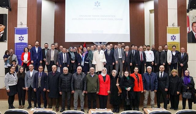 ETÜ'de akademik giysi ve ödül töreni gerçekleştirildi