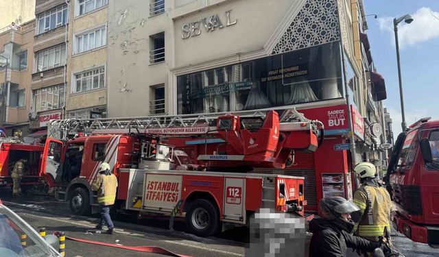 Fatih'te 3 katlı gelinlikçide yangın çıktı, ekmek teknesi yanınca gözyaşlarına boğuldu