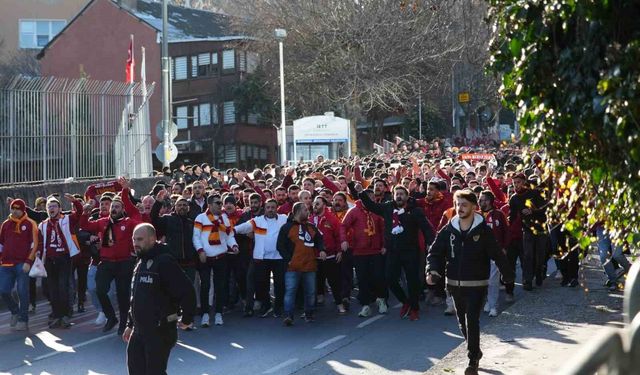 Galatasaray taraftarı, Dolmabahçe'ye geldi