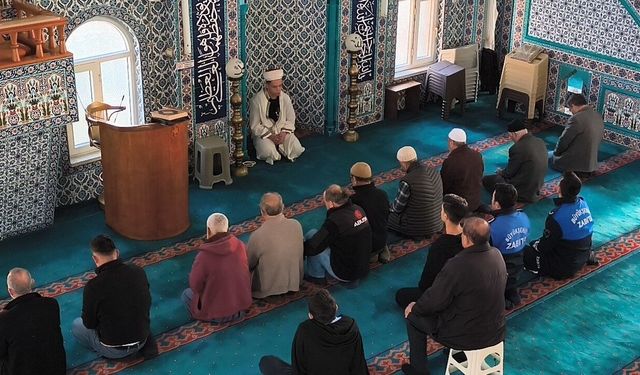 Genç hafızlar Ramazan'da camilerde mukabele okuyor