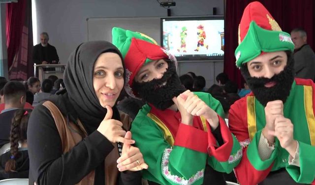 Genç kadınlar, Karagöz ile Hacivat olup 'Kâbe'de Hacılar' ilahisini işaret diliyle sahneledi