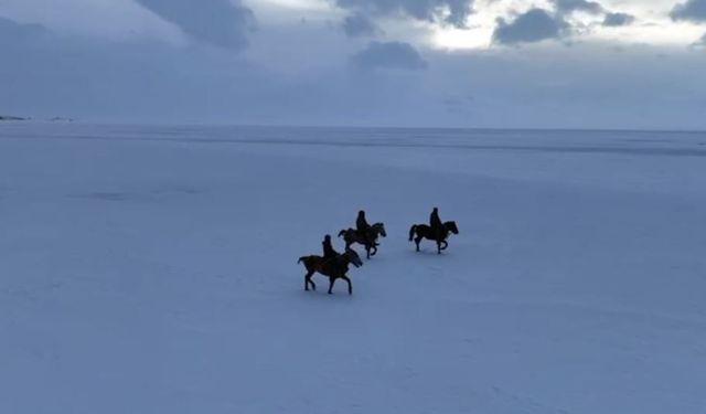 Gençler atları buz tutan Çıldır Göl'ü üzerinde dörtnala koştu