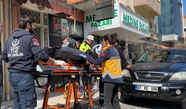 Geri manevra sırasında kaldırımda oturan yaşlı kadına çarpan sürücüye 'neden çarptın' sitemi