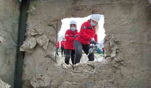 Hamileyken enkazda hayat kurtardı