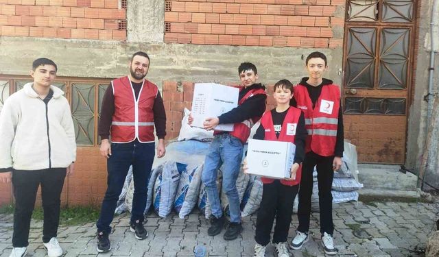 Hisarcık'ta öğrenciler Kızılay'ın yardım kolilerini ihtiyaç sahiplerine ulaştırdı