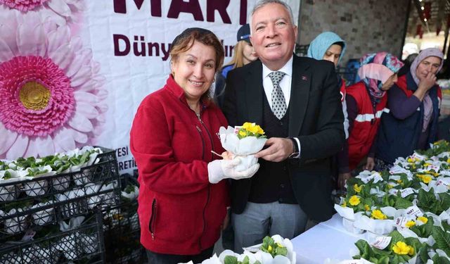 Honaz Tohum Merkezinde yetiştirilen çiçekler kadınlara hediye edildi