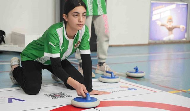 Iğdır'da öğrenciler floor curling ile tanışıyor