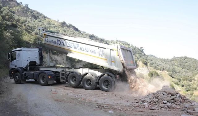 İncirliova'da çökme yaşanan yolda çalışmalar sürüyor