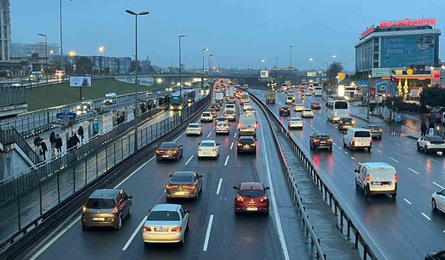 İstanbul'da bayram sonrası haftanın ilk günü sabah saatlerinde trafik yoğunluğu oluştu