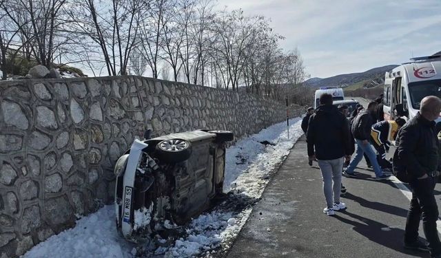 İstinat duvarına çarpan otomobil devrildi: 5 yaralı