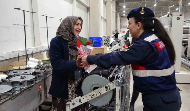Jandarma 8 Mart Kadınlar Günü dolayısıyla fabrika işçisi kadınları unutmadı