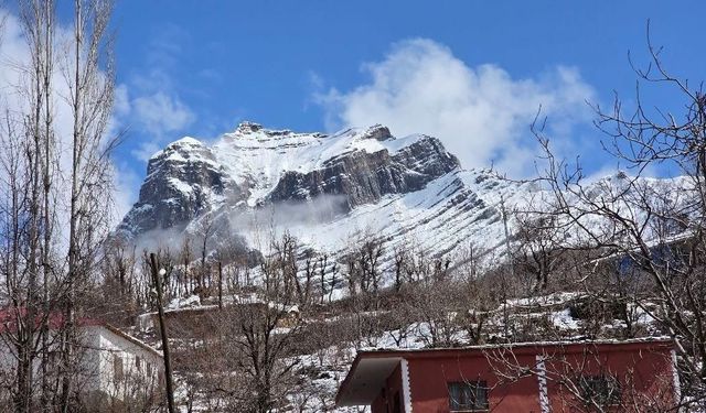 Kar kütlesi şelale gibi aktı