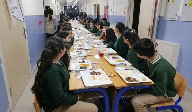 Karaçoban'da okulda 'Maarifin kalbinde ramazan' temalı iftar programı