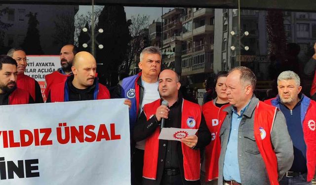 Karşıyaka'da 7 aydır maaş alamayan işçiler belediye kapısında