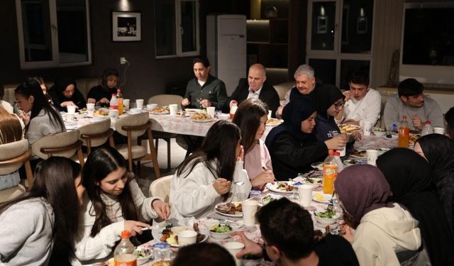 Kartepe'de gençler 'Bir Sofra Bir Hikaye' iftarında buluştu