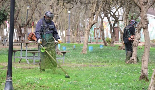 Kartepe'de park ve yürüyüş yollarında bahar temizliği çalışması
