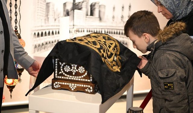 Kartepe'de 'Sakal-ı Şerif' ve Kabe örtüsü ziyarete açıldı