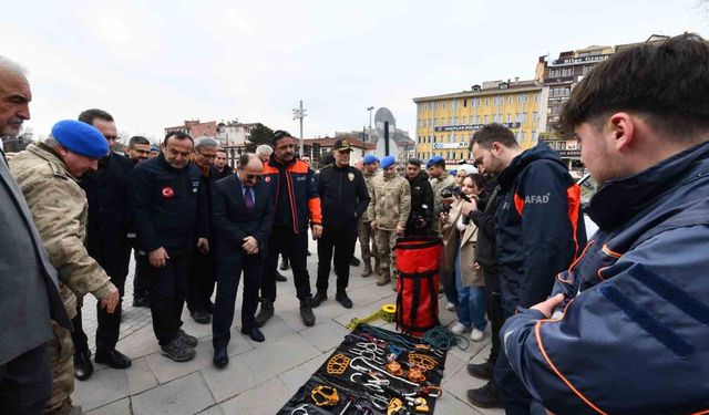Kastamonu'da arama ve kurtarma ekiplerinin kullandığı malzemeler sergilendi